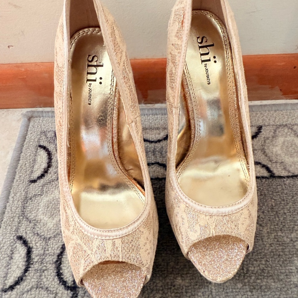 Shi by JOURNEYS Lace Peep Toe Heels - Cream and Gold